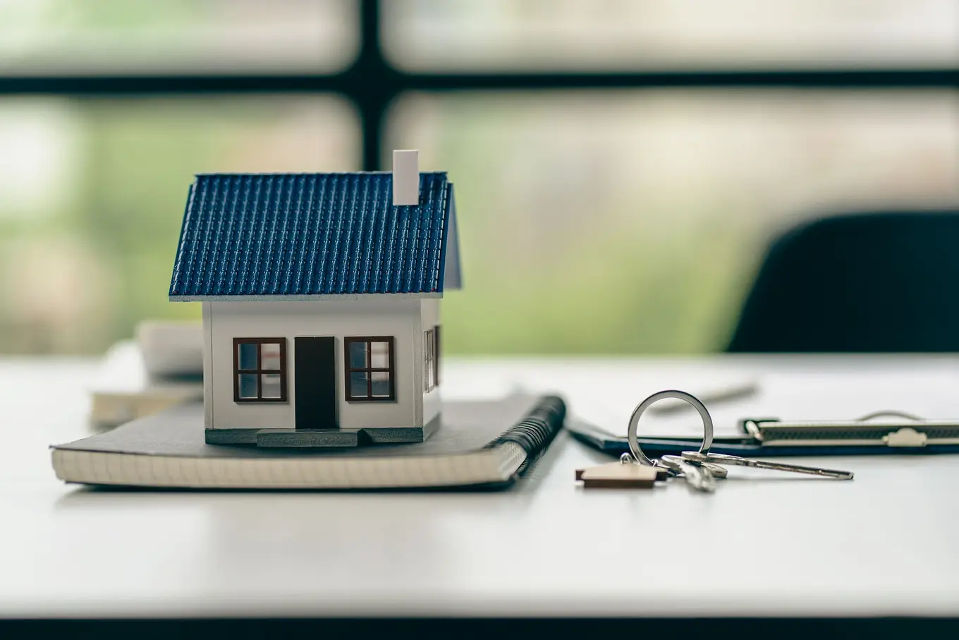 dom zabawka na umowie na stole